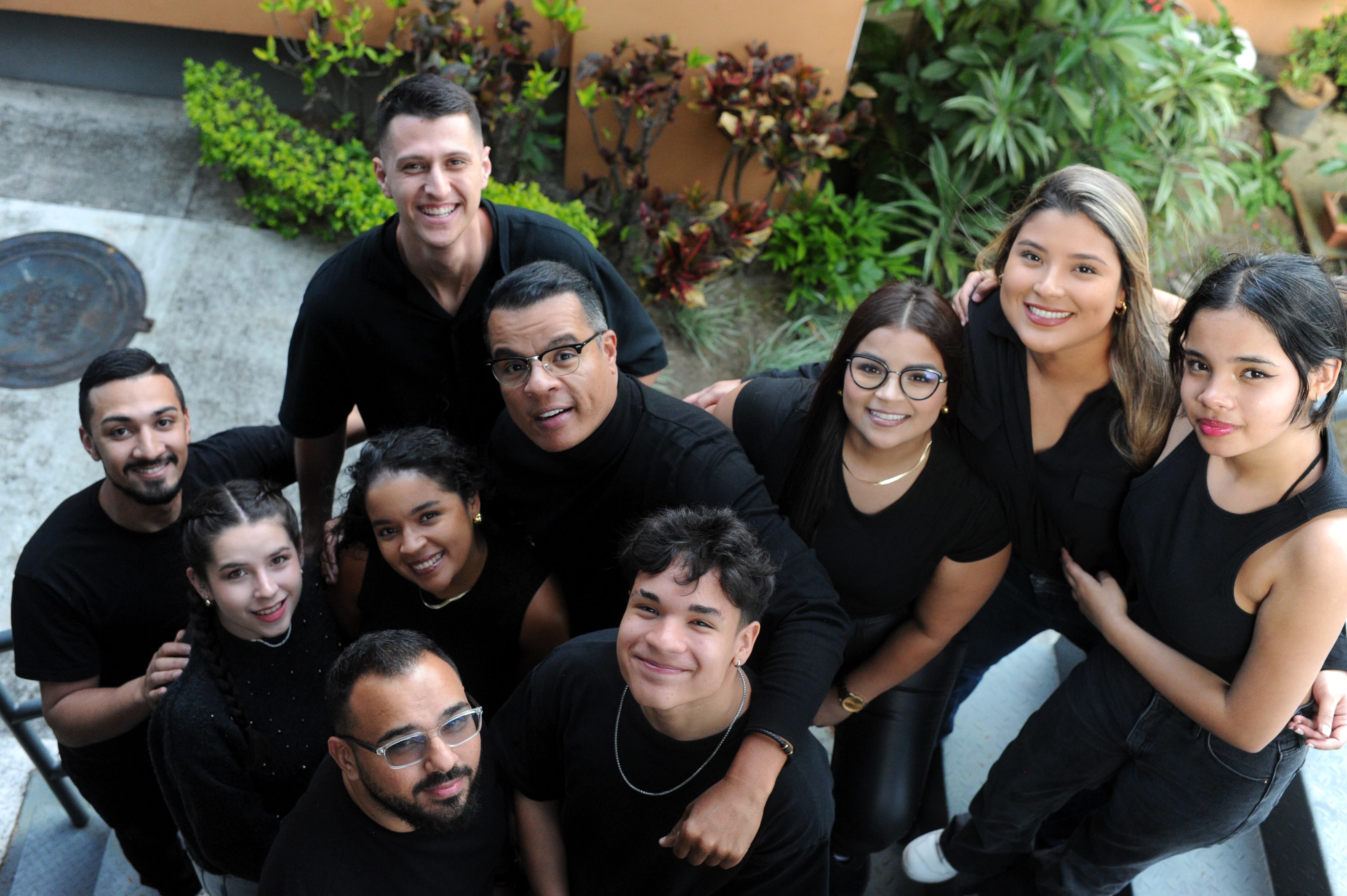 Jair Cruz con sus hijos Fabiana, Isabella, María Angélica, Valeria y Jahir y sus yernos Esteban, Steven y Andrey.