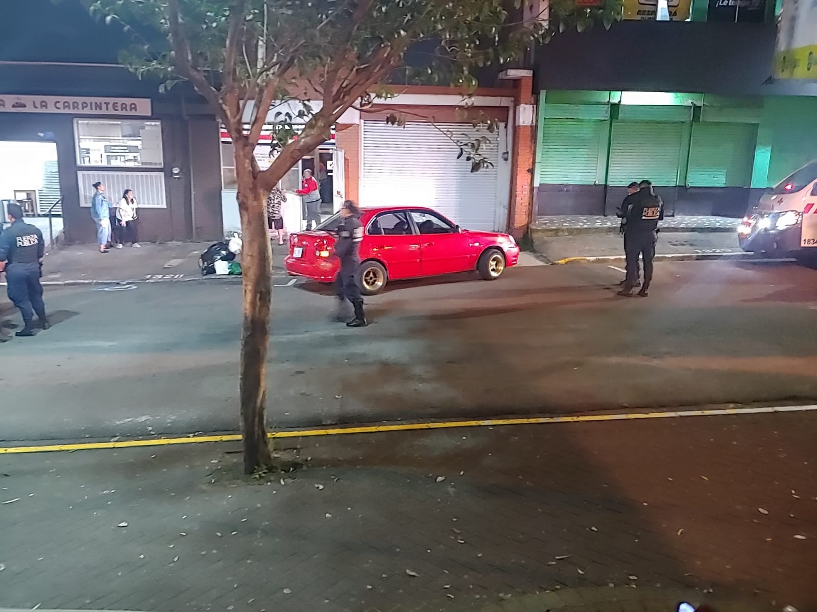 La víctima fue llevada en un vehículo, hasta la sede de la Cruz Roja frente al parque de Tres Ríos.