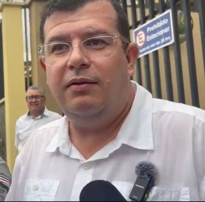 El ministro de Comunicación, Arnold Zamora Miranda, atendió a los medios tras salir de la Fiscalía General, acudió en compañía de su abogado defensor, Edgardo García (al fondo).