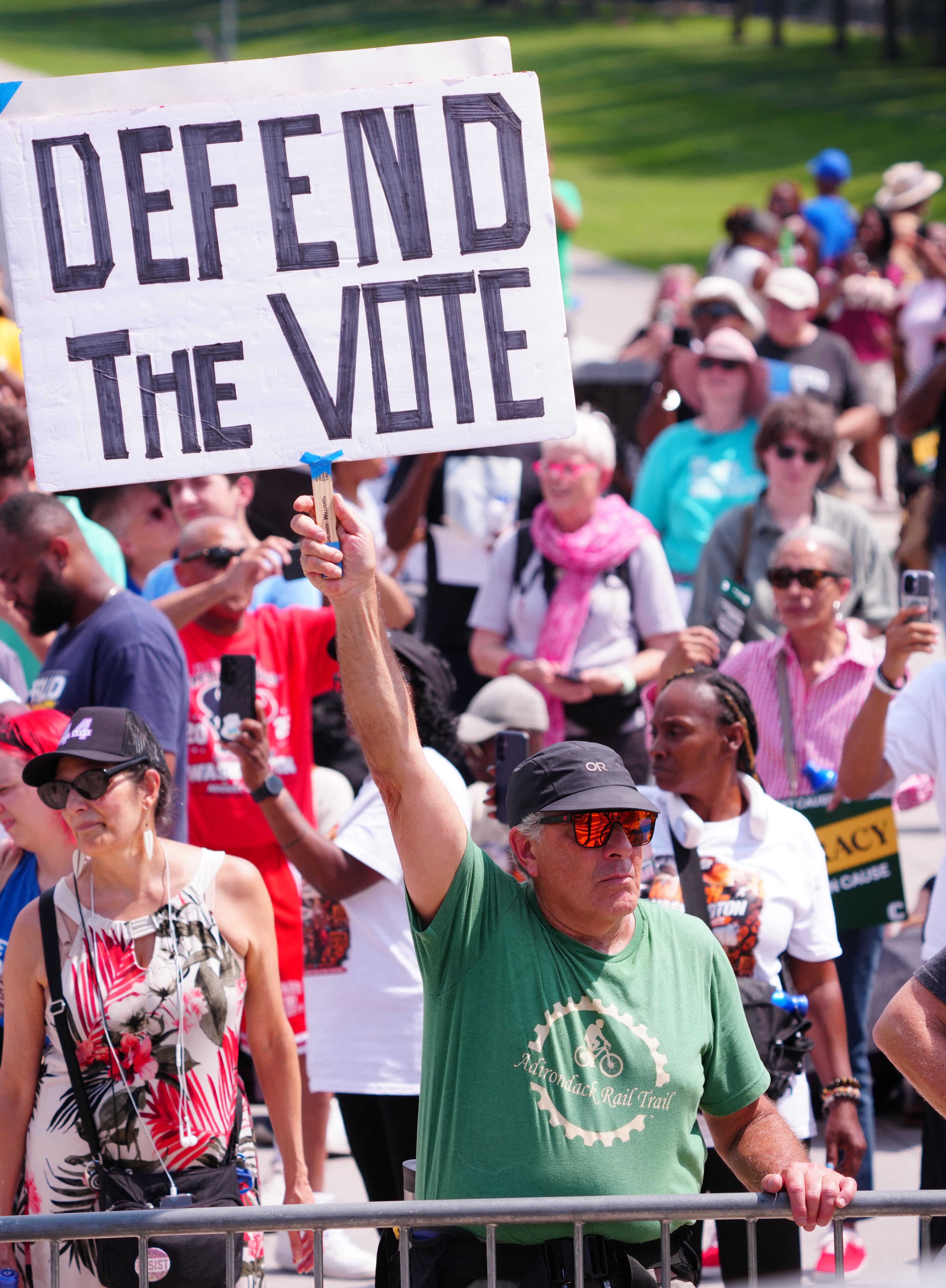 El 28 de agosto de 2026, varias personas asistieron a una manifestación en defensa del derecho al voto cerca del Monumento a Lincoln en Washington, D.C., coincidiendo con el 63.º aniversario de la Marcha sobre Washington de 1963 por los derechos civiles