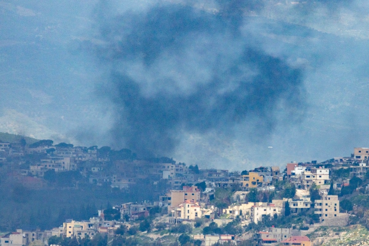 Humo en la aldea de Khiam, Líbano, visto desde Galilea, Israel.