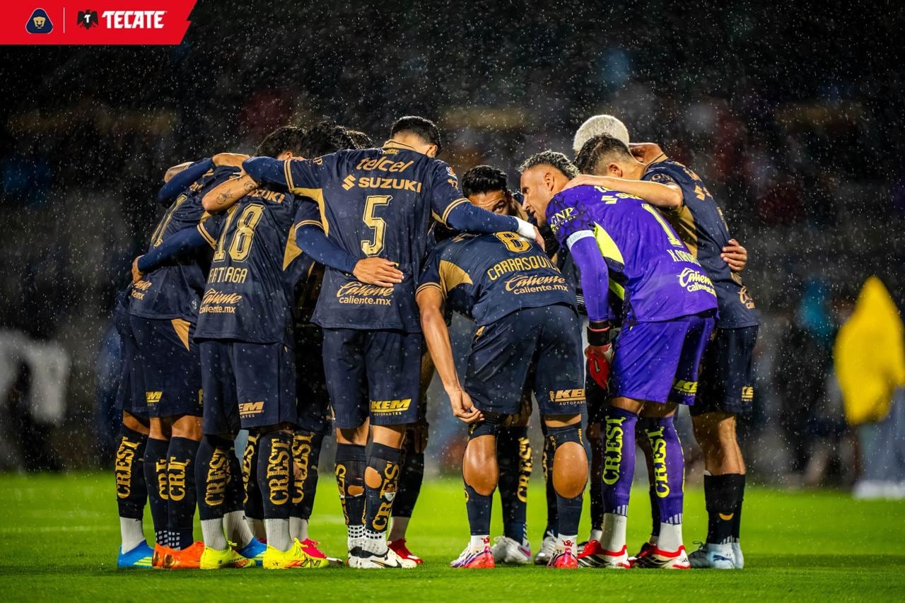 Keylor Navas en el partido contra Necaxa, en el que Pumas igualó 1 a 1, fue el encargado de dirigir la charla en el campo de juego.