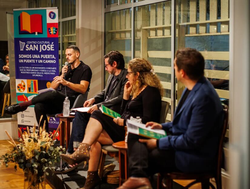 En la presentación del libro 'Obra gris' en el Centro Cultural San José.