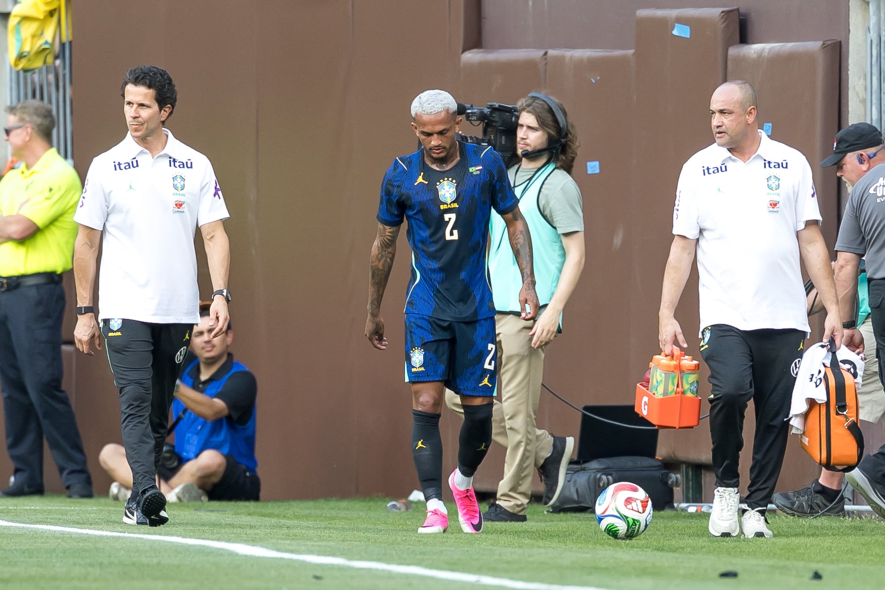El ugador brasileño Wesley abandona el terreno con una lesión que lo saca del Mundial 2026, el pasado 6 de junio en el amistoso ante Egipto realizado en el Huntington Bank Field de Cleveland.
