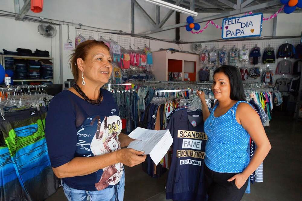 Kimberly Torres (derecha) es una privada de libertad que labora en una tienda en Pavas. El nuevo plan busca que personas con penas bajas no vayan a la cárcel. | JUSTICIA PARA LA NACIÓN.