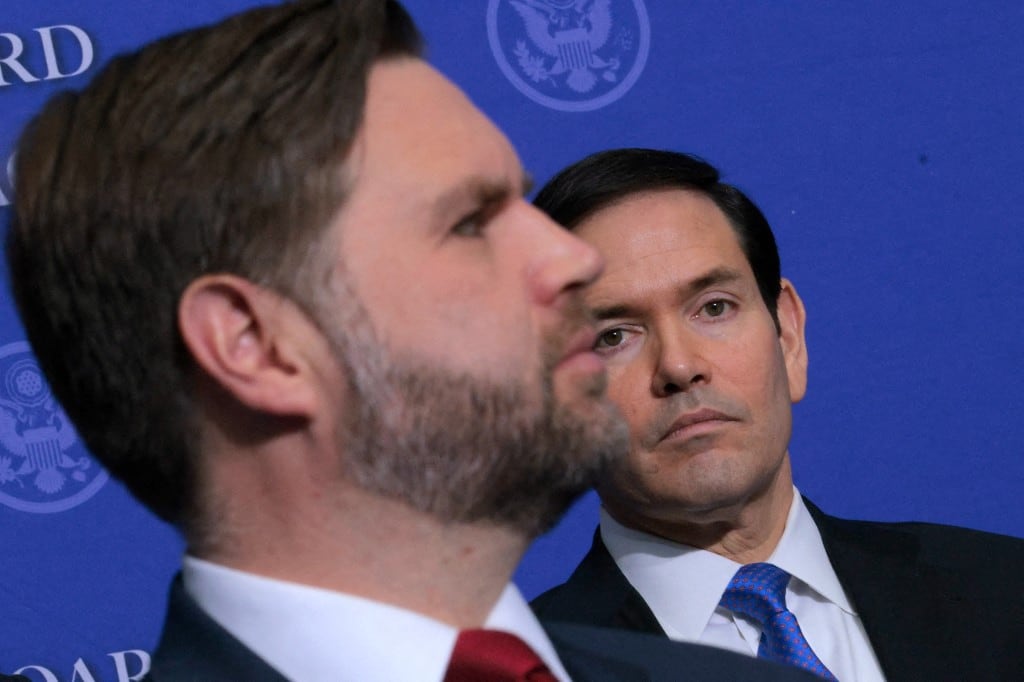 Al frente, el vicepresidente JD Vance, y al fondo, el secretario de Estado, Marco Rubio.