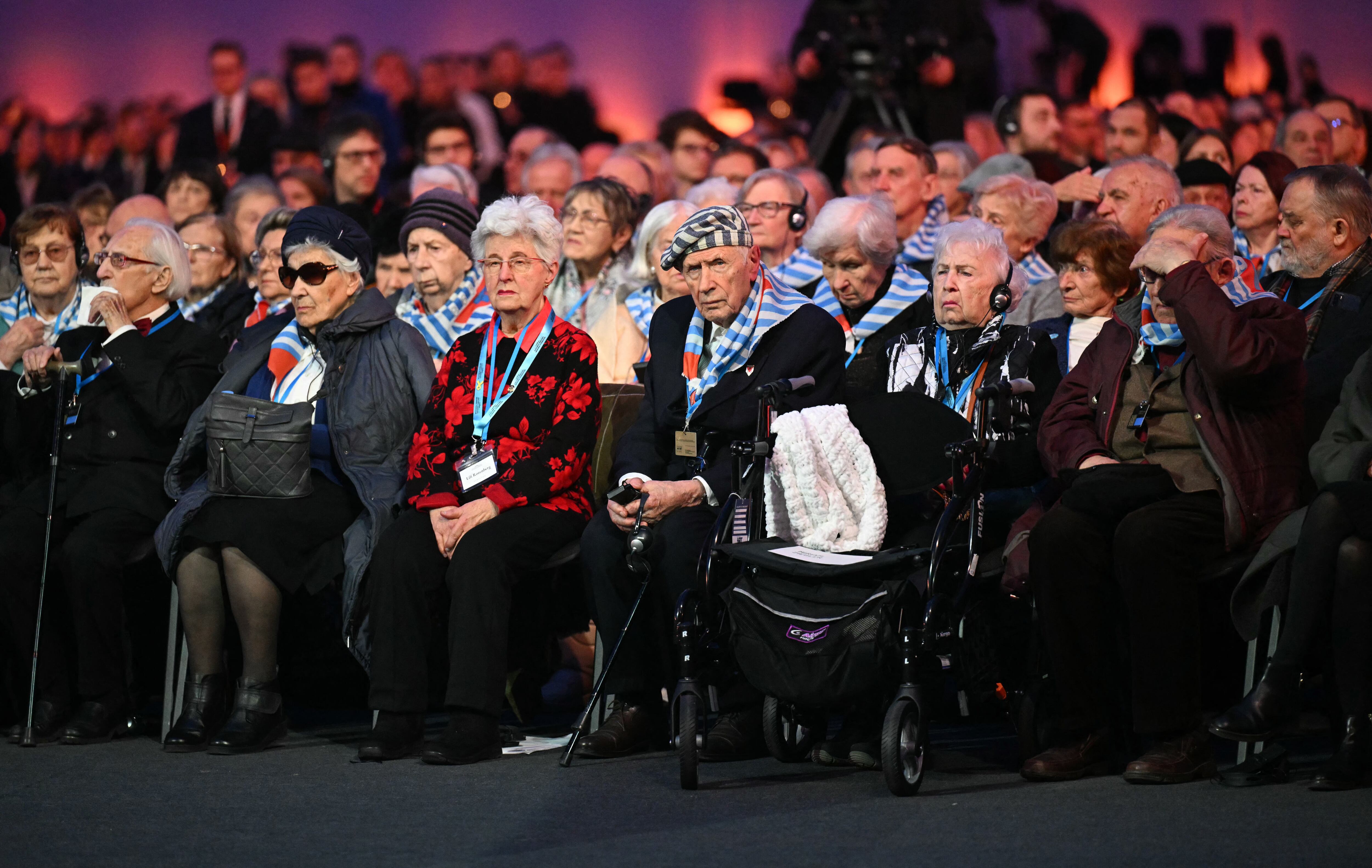 Los sobrevivientes del Holocausto asisten a las conmemoraciones del 80 aniversario de la liberación del campo de concentración y exterminio nazi alemán de Auschwitz-Birkenau por el Ejército Rojo, en Oswiecim, Polonia.