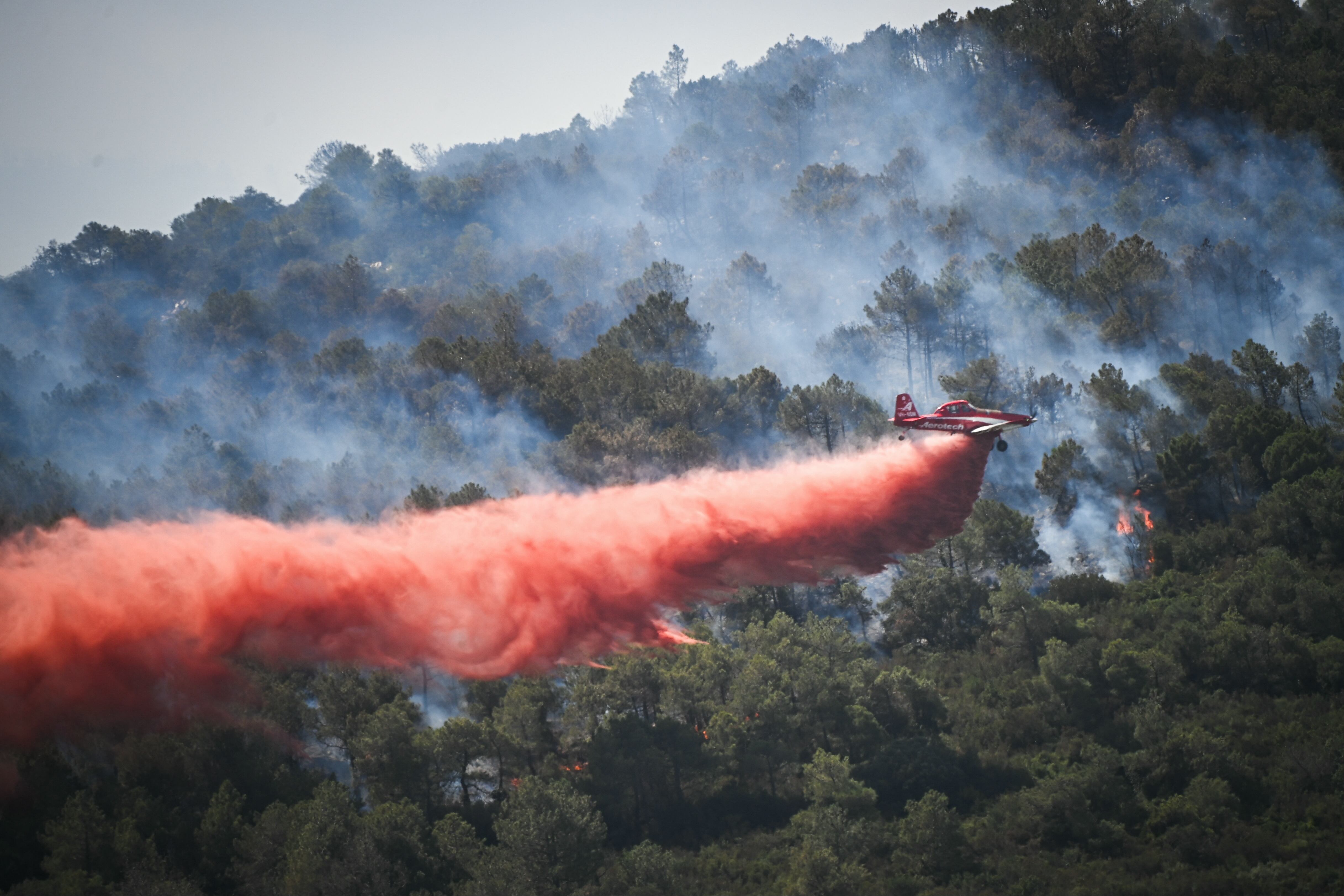 Un avión de extinción de incendios Air Tractor AT-802 lanzó retardante de fuego sobre un incendio forestal cerca del barrio de Aussières, cerca de la ciudad de Narbona, en el suroeste de Francia, este lunes. Fotografía: