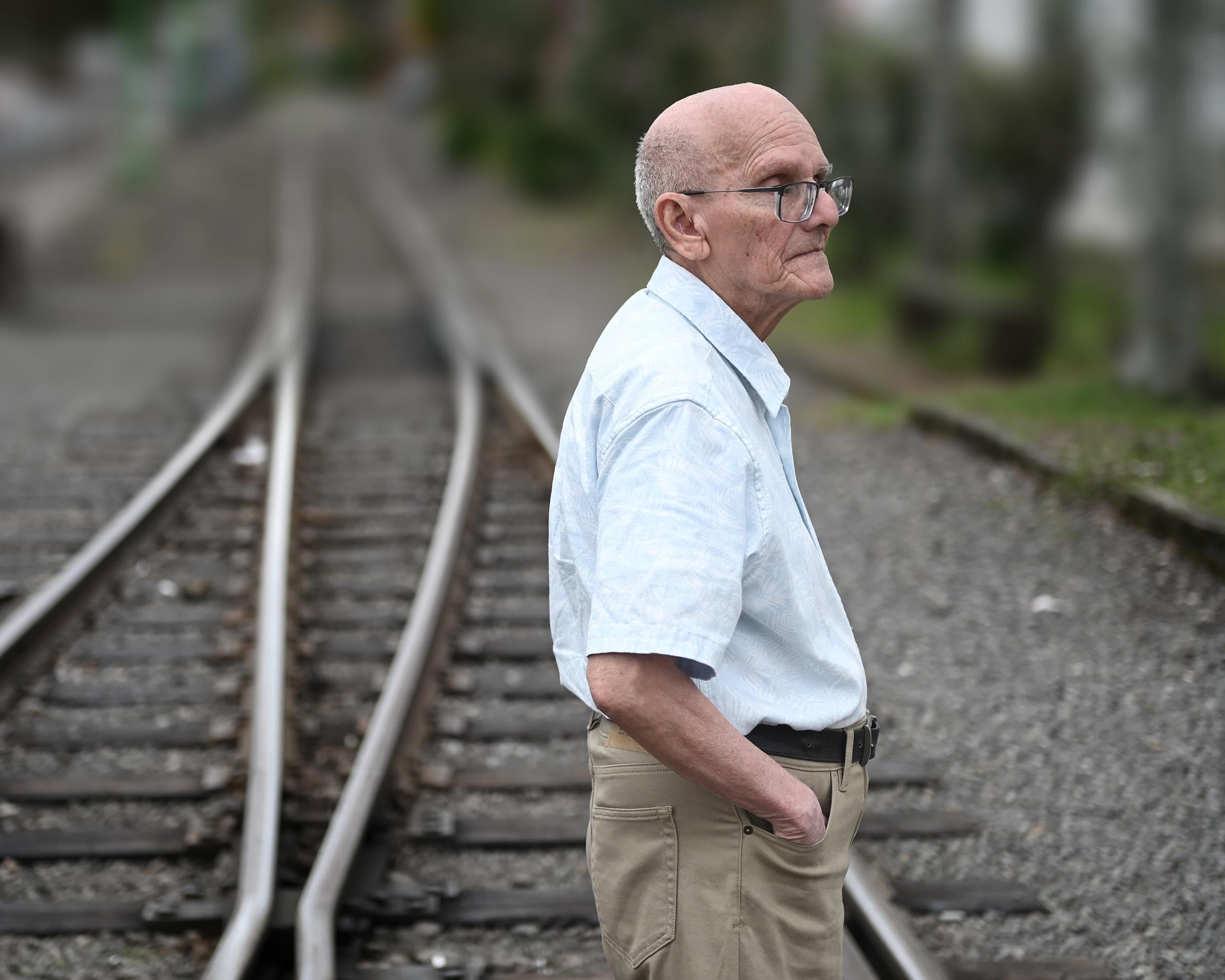 10 de junio del 2025. Estación de trenes del Atlántico, San José. 10:30 hrs. Retratos de los escritores costarricenses Gerardo César Hurtado y Bernabé Berrocal para la Revista Dominical. En la foto: Gerardo César Hurtado. Foto; Albert Marín
