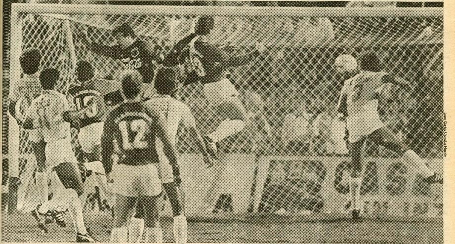 Esta imagen corresponde a la jugada que provocó el primer penal detenido por Hermidio Barrantes, en el duelo entre Alajuelense y Puntarenas de 1988.