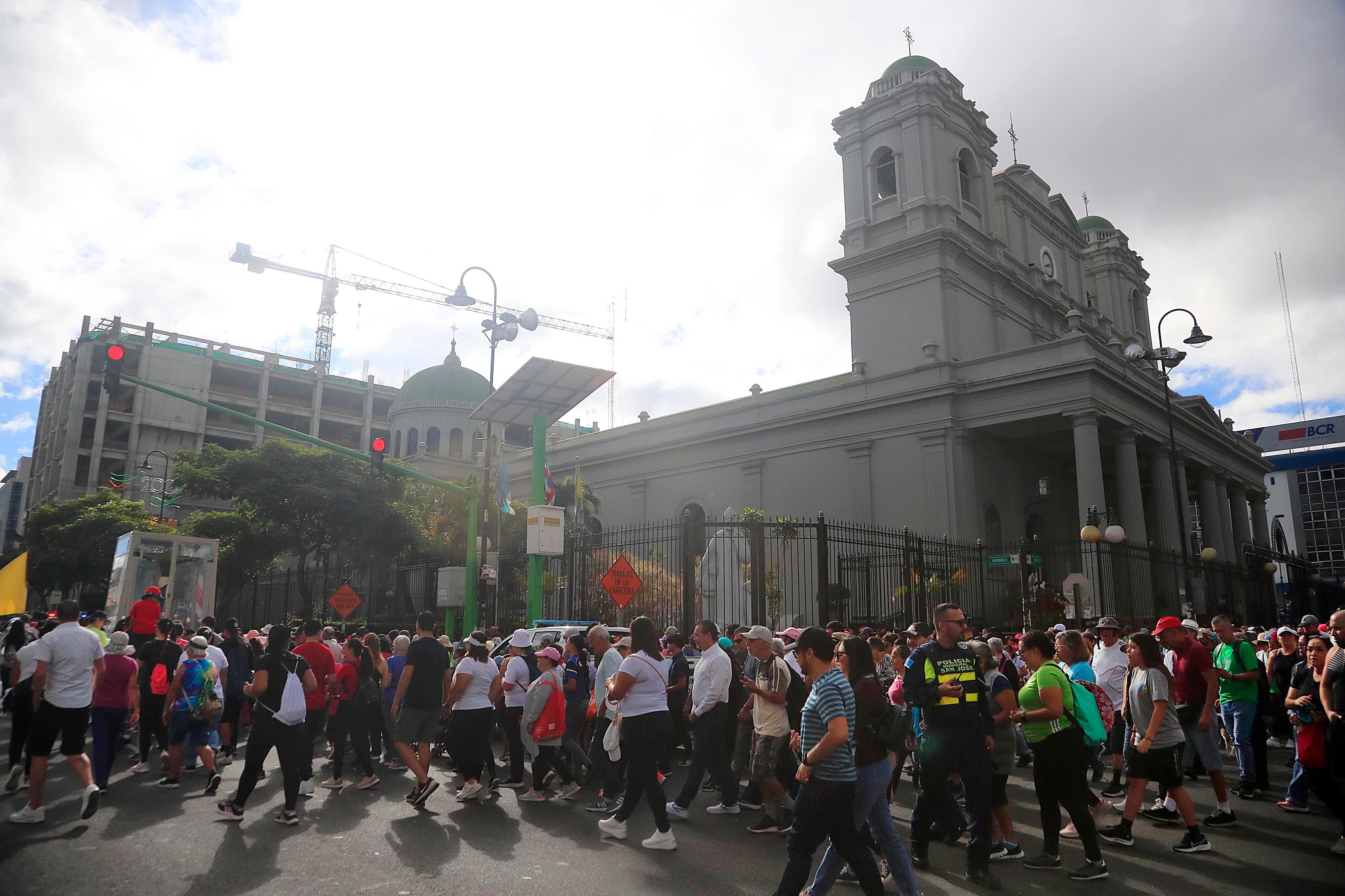07/01/20023 San José. Romería con el Santo Cristo de Esquipulas desde la Catedral Metropolitana hasta la parroquia de Alajuelita, pasando por la comunidad de Cristo Rey conde el padre Sergio y los colaboradores de Obras del Espíritu Santo también le dieron el acostumbrado especial recibimiento de todos los años. La pequeña peregrinación también pasó por Sagrada Familia y Hatillo antes de llegar a su destino final.