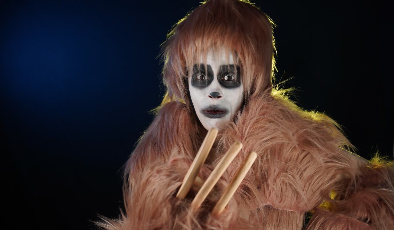 Se incluye una perezosa como personaje local que ayuda a Hansel y Gretel.