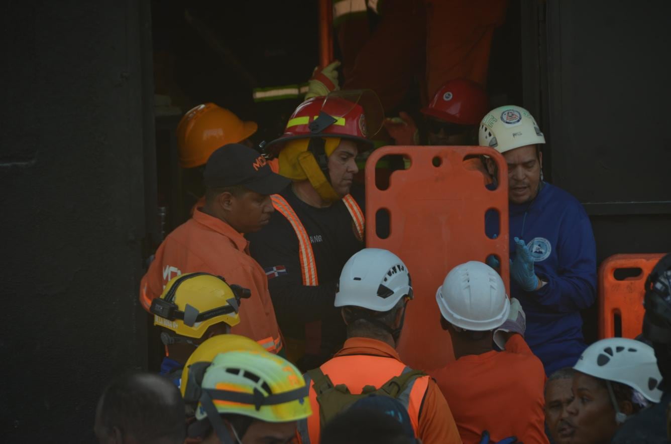 Socorristas se mantienen en búsqueda de heridos luego del desplome en inmueble.