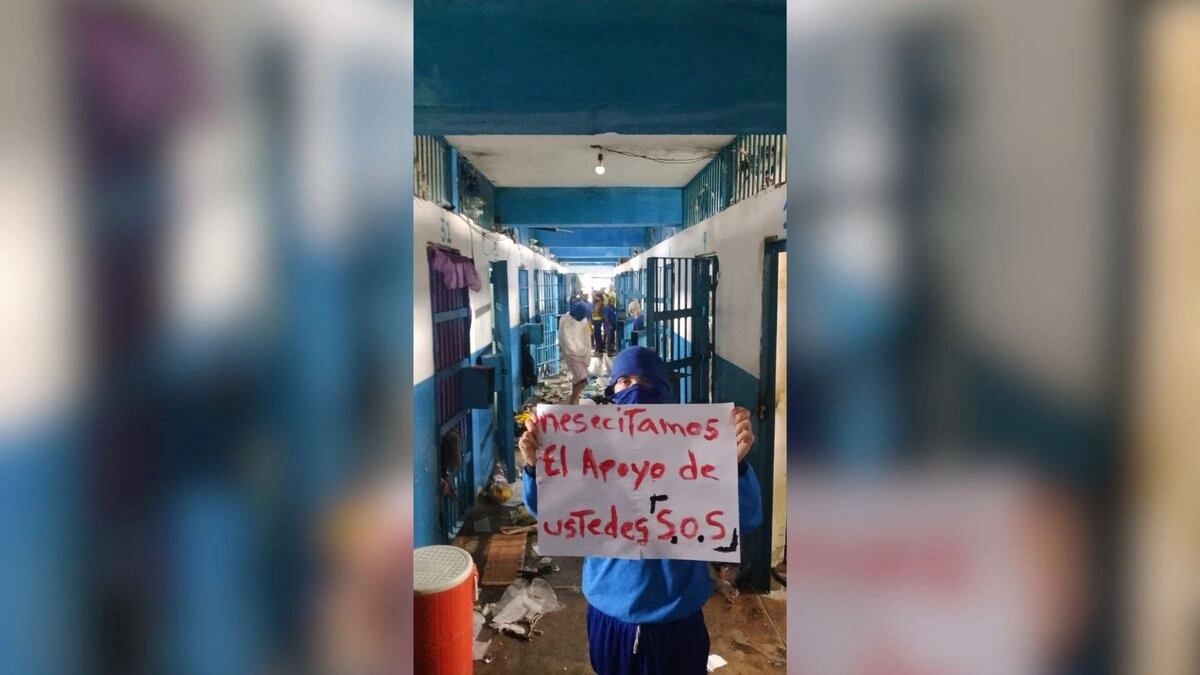 Imágenes muestran objetos destrozados sobre el piso en medio del caos, al tiempo que se puede escuchar a los prisioneros asegurando que se trata de una “huelga pacífica”.