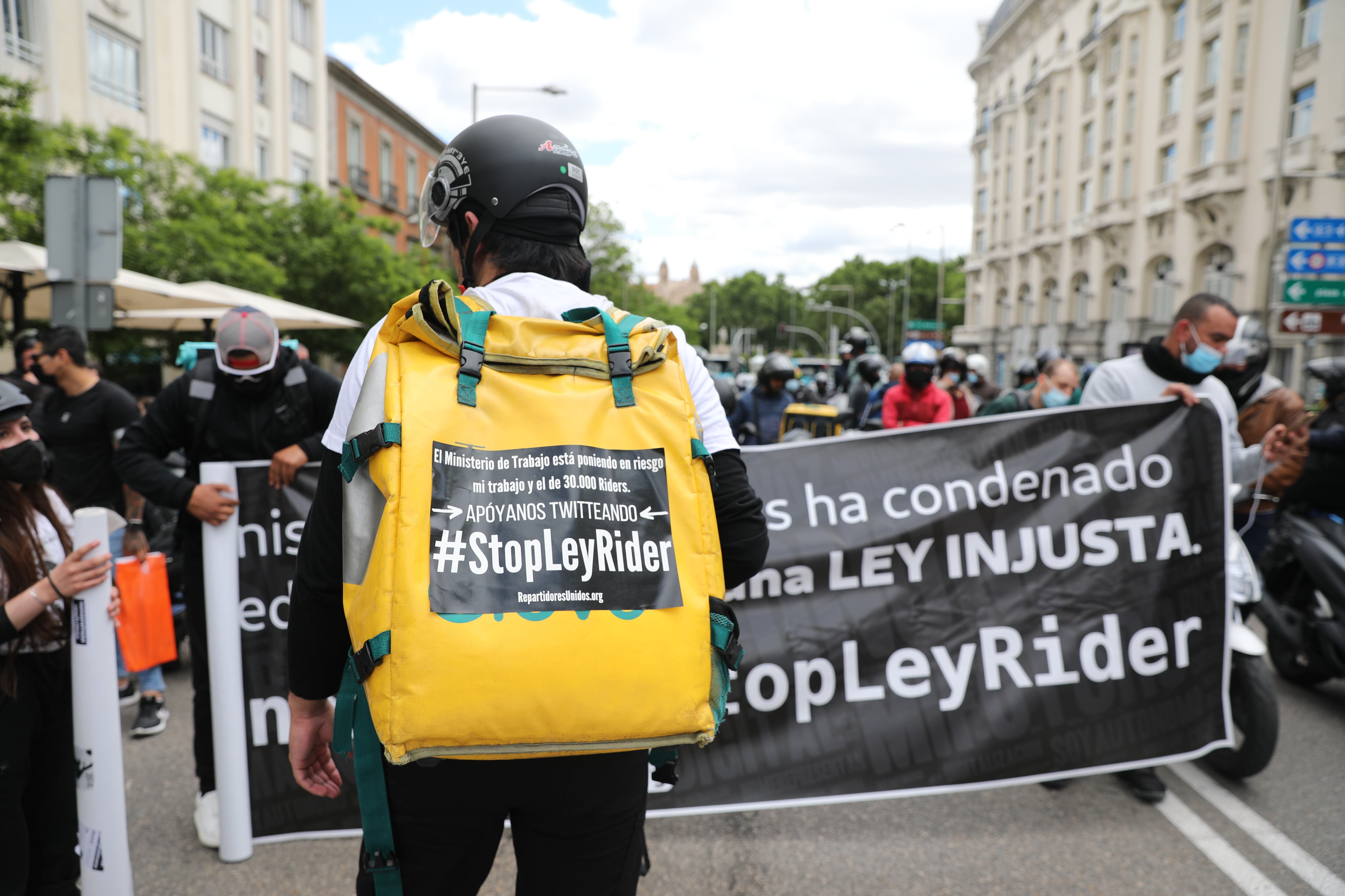 Varios riders a su llegada al Congreso durante una manifestación, a 11 de mayo de 2021, en Madrid (España). Esta y otras protestas que se desarrollarán en ocho puntos del país han sido convocadas por Repartidores Unidos y APRA coincidiendo con la fecha prevista por el Gobierno para aprobar en el Consejo de Ministros la denominada 'Ley Rider'. Foto: Isabel Infantes / Europa Press
