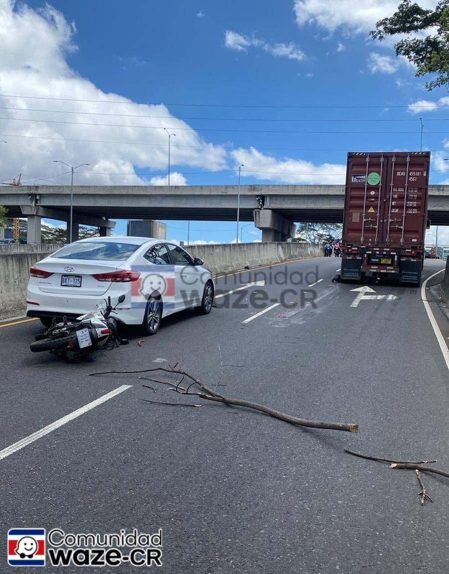 Un motociclista falleció tras chocar con un tráiler.