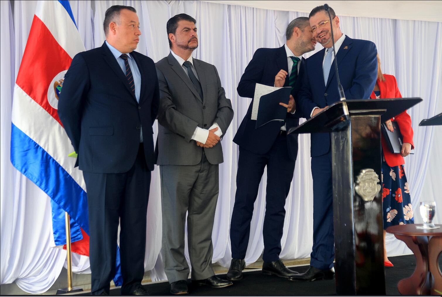 El presidente Rodrigo Chaves junto a los ministros de Economía, Seguridad y Cultura en imagen de archivo. La ilustración acompaña un editorial sobre la compra de un seguro para el gabinete con fondos públicos.