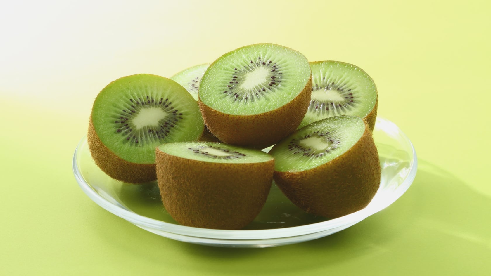 El kiwi destaca por su vitamina C, antioxidantes y serotonina, compuestos que favorecen la piel, el sistema cardiovascular y el sueño.