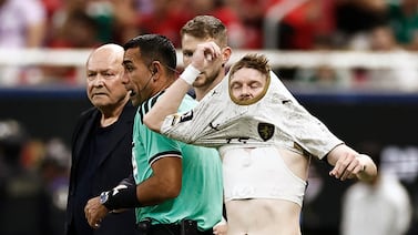 Árbitro de Costa Rica vivió de cerca uno de los momentos más virales del inicio del Mundial