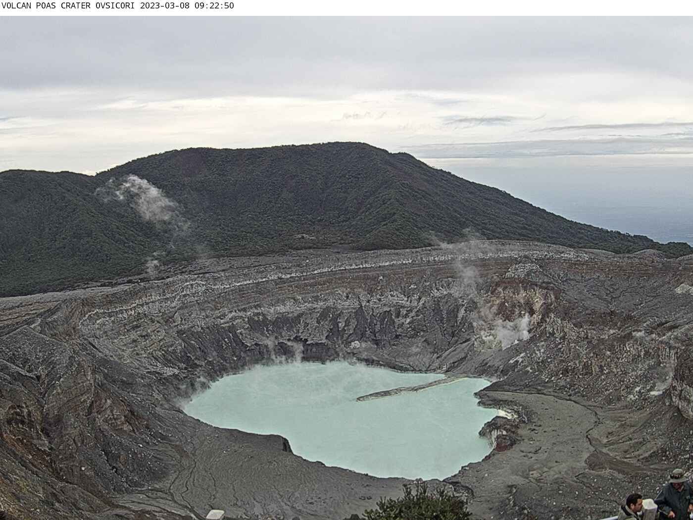 En estos días el Poás prevalece despejado y se ve la lengua de materiales expulsados en la erupción de la fumarola naranja y que por varios meses estuvo tapada por el agua que la cubría. Foto: Ovsicori.