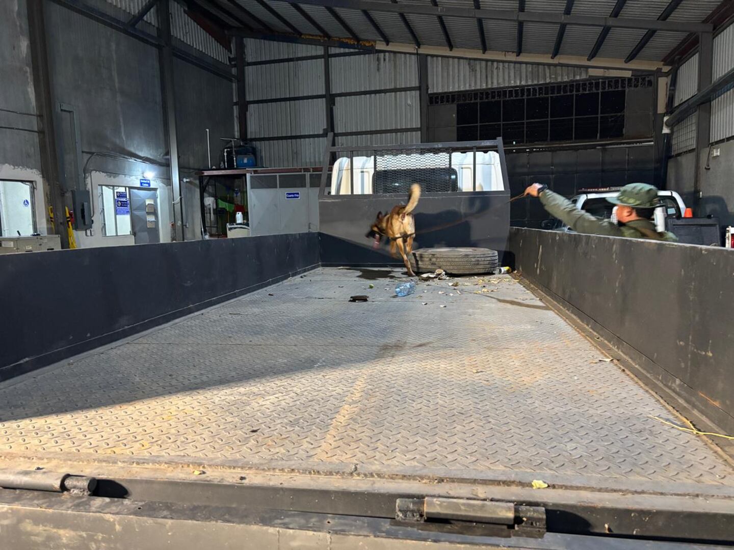 OIJ decomisa 370 kilos de cocaína en doble forro de un camión en Liberia