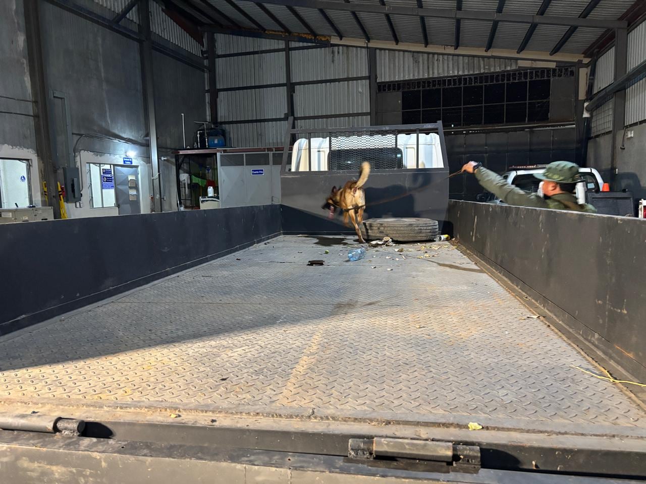 Cargamento de 370 kilos decomisados en doble forro de un camión en Liberia, Guanacaste.