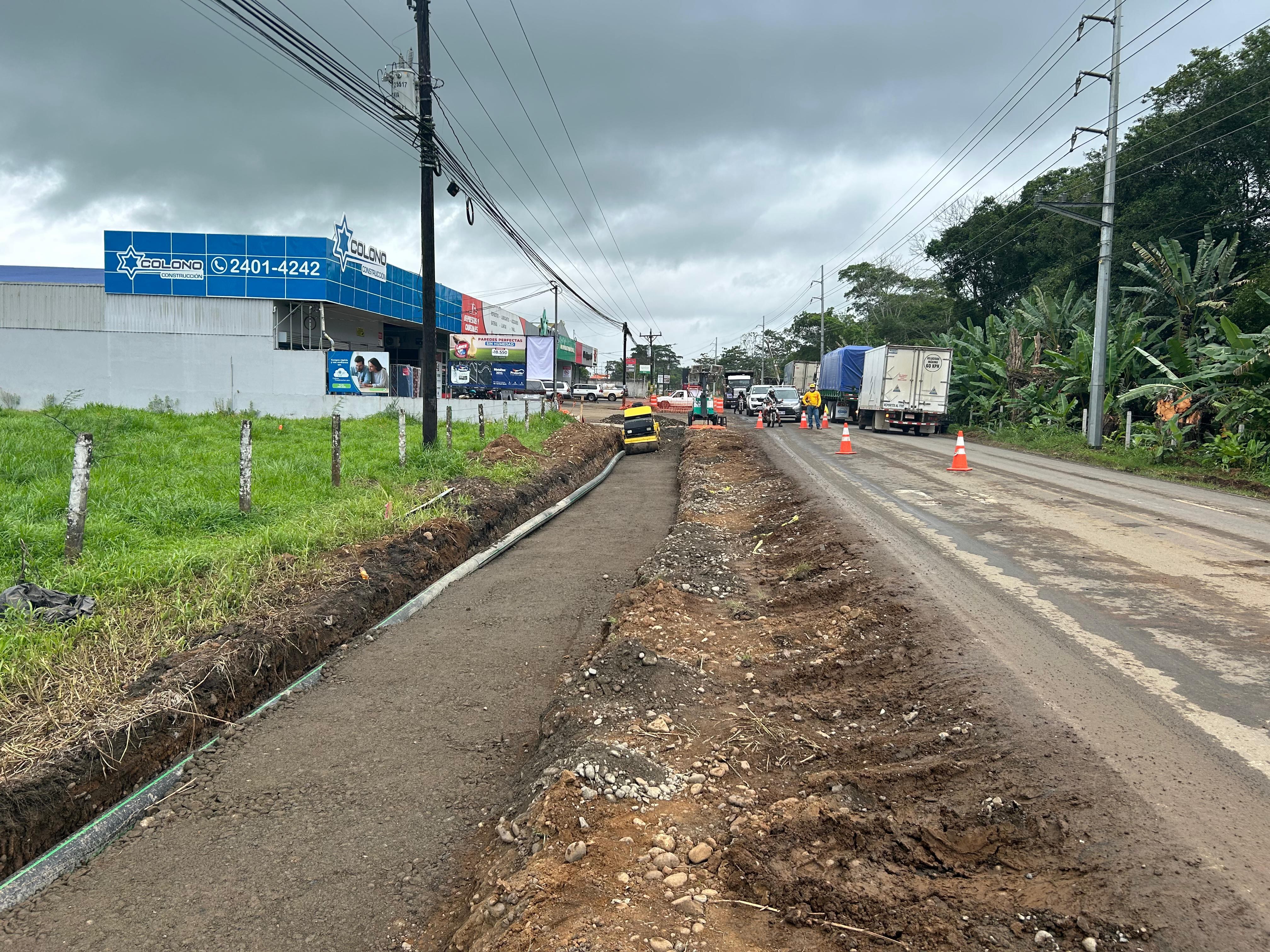 Las obras en Muelle incluyen una rotonda, tubería pluvial y mejoras viales. Se espera finalizar en octubre