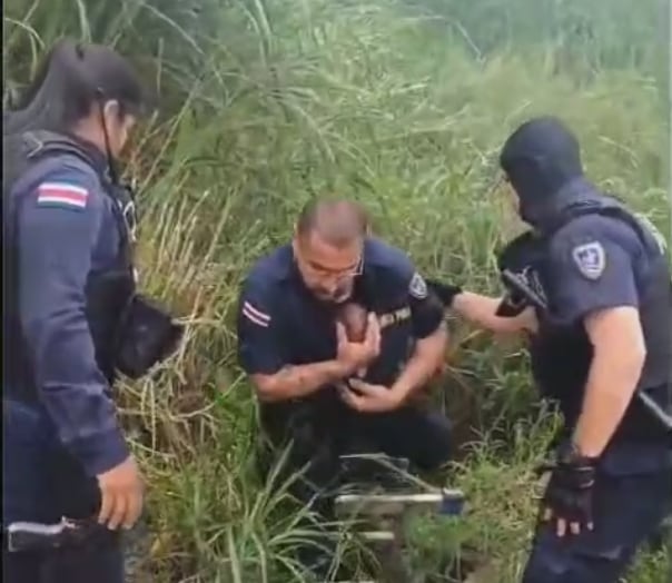 Un bebé recién nacido fue encontrado el miércoles en un botadero de basura en Hatillo.
