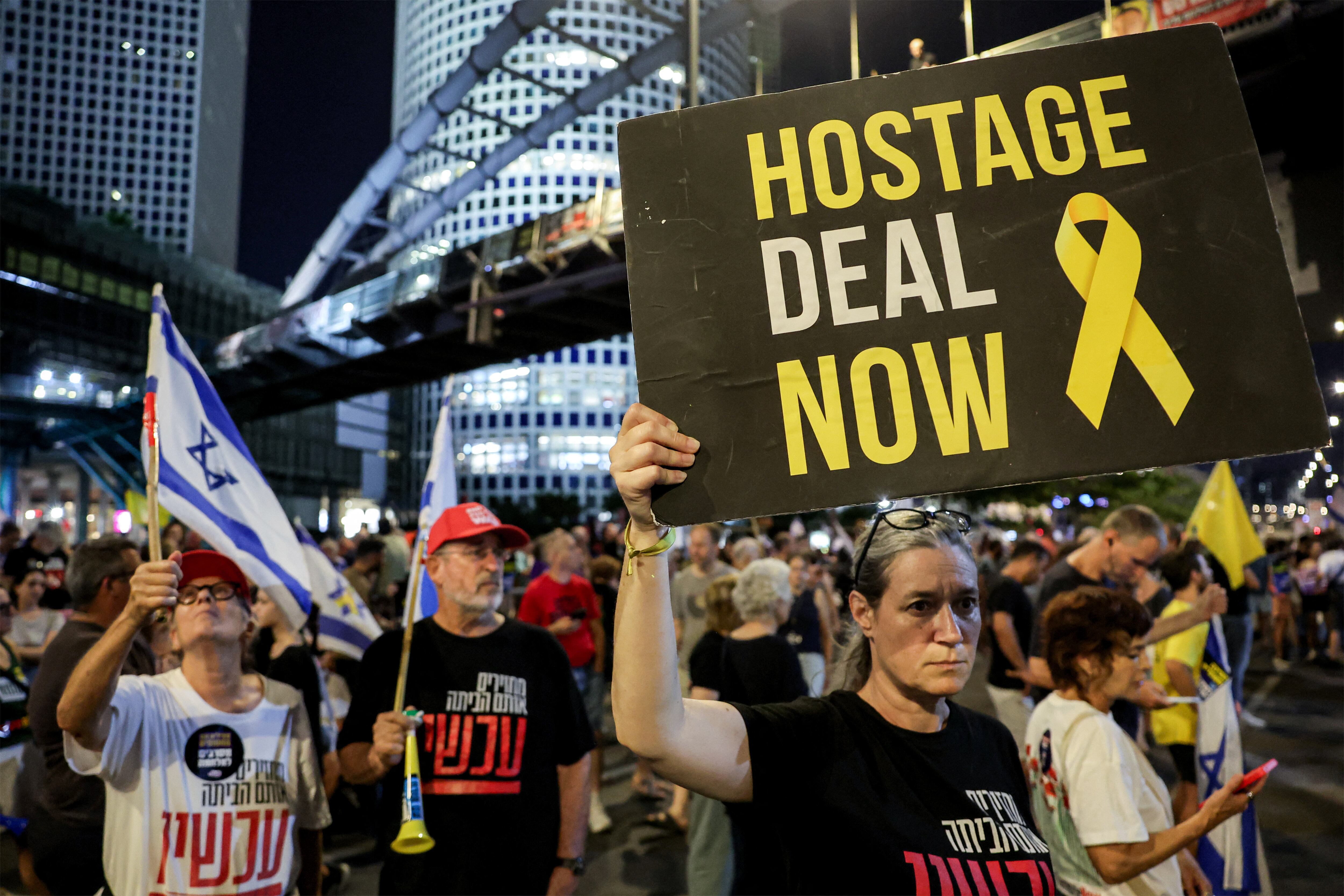 Manifestaciones por la tregua y la devolución de los rehenes de Hamás frente al Ministerio de Defensa israelí este sábado en Tel Aviv.