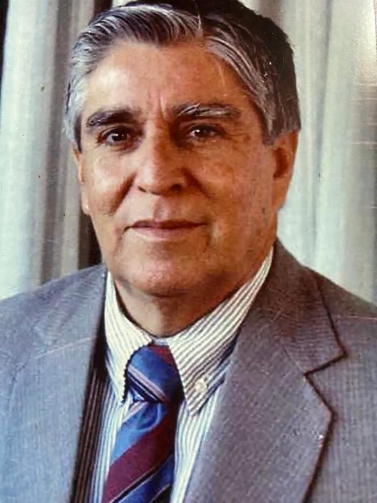 Don Gustavo asegura que él era feliz vistiendo formal para ir, tanto al trabajo como a los tribunales de justicia. Foto: Cortesía