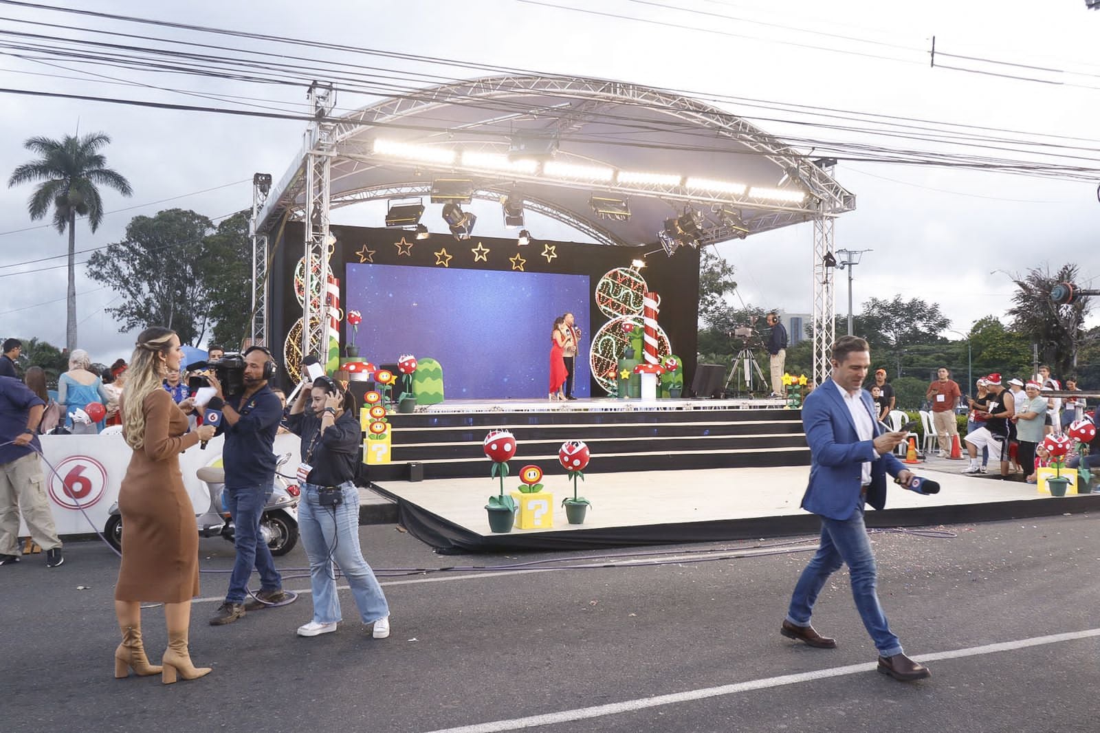 Ítalo Marenco y Charlyn López sacaron los pasos prohibidos a pocos minutos de que inicie el Festival de la Luz.