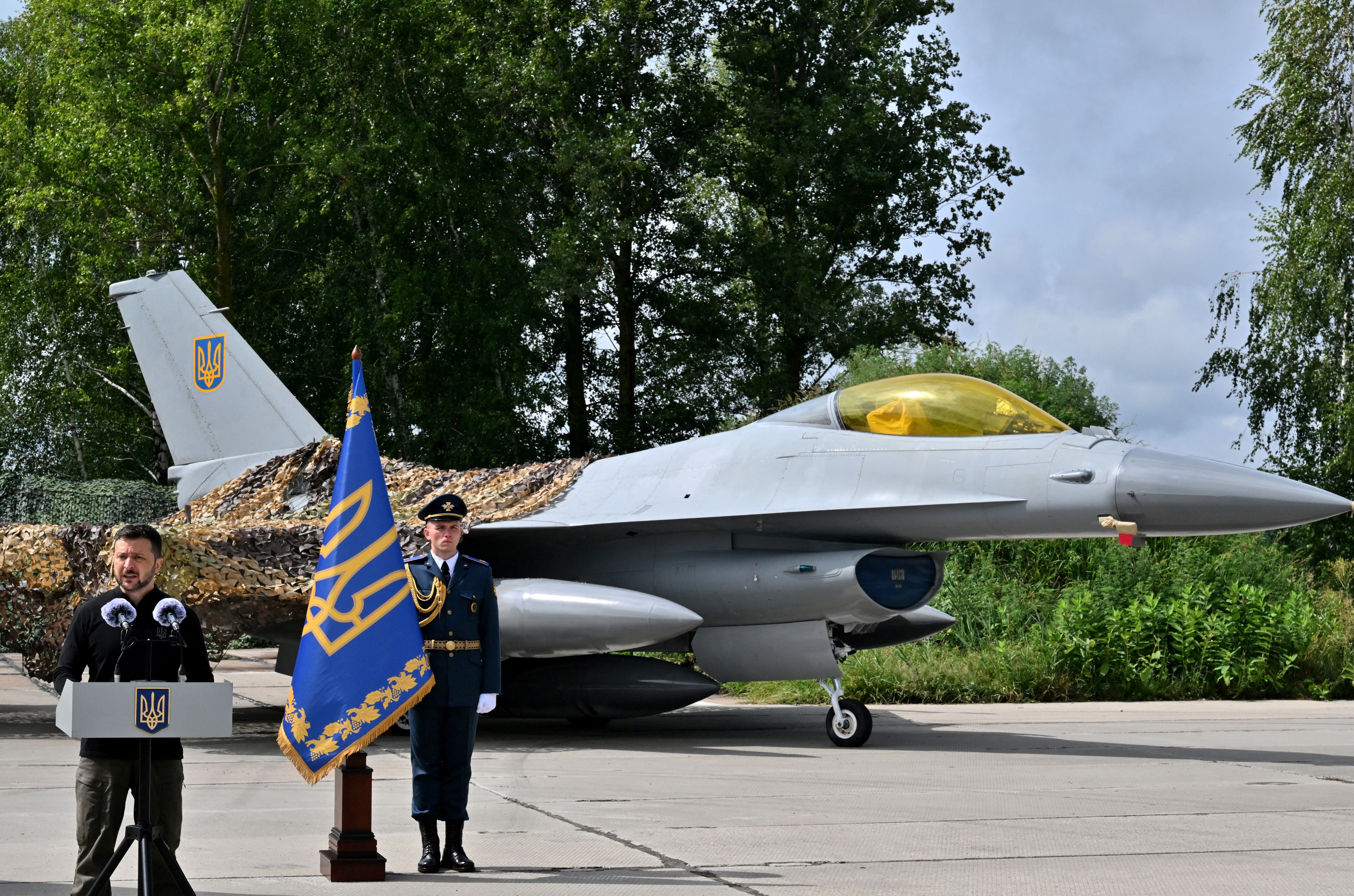 Ucrania recibió tras más de dos años de espera los primeros cazabombarderos F-16. Estos aviones son considerados como uno de los elementos más valiosos de la extensa lista de material militar que Kiev había solicitado a sus aliados occidentales. Foto: AFP