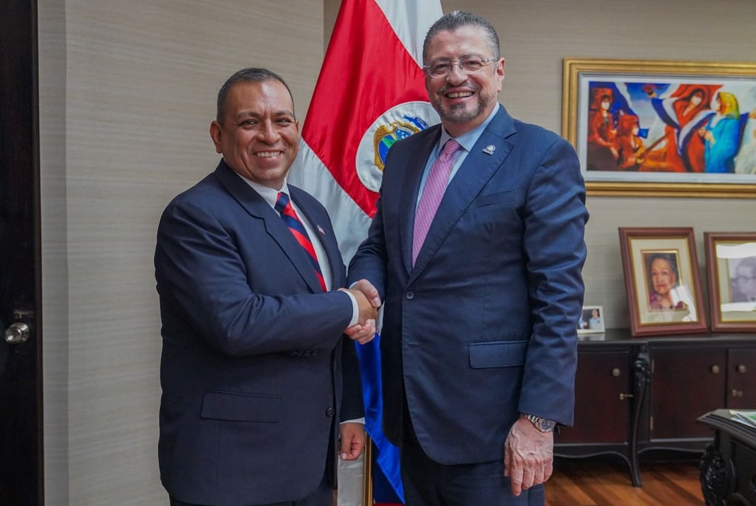 El exencargado de negocios de la Embajada de Estados Unidos, Michael Flores, con el presidente Rodrigo Chaves