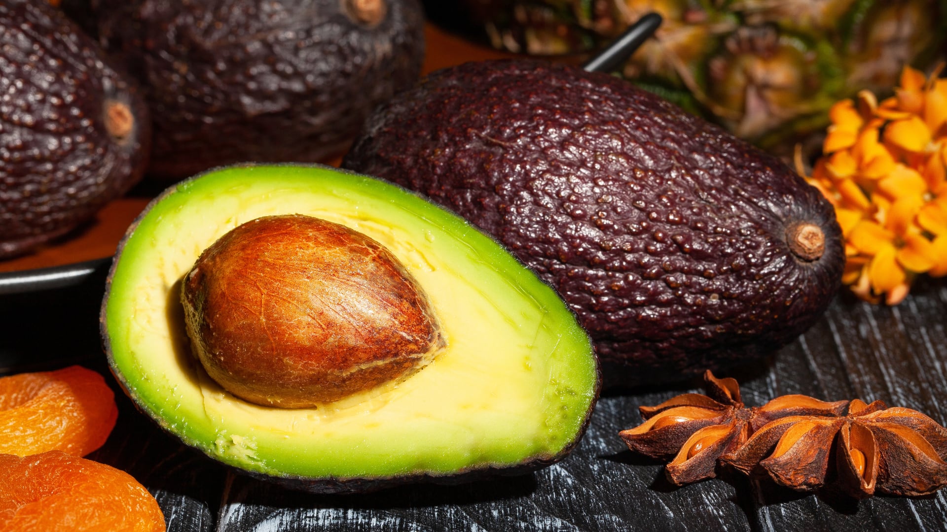 Un corte correcto del aguacate mejora su aprovechamiento, conserva su sabor y disminuye la posibilidad de accidentes en la cocina.