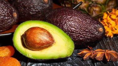 Cuál es la mejor manera de cortar un aguacate y cómo saber si está listo para usarse