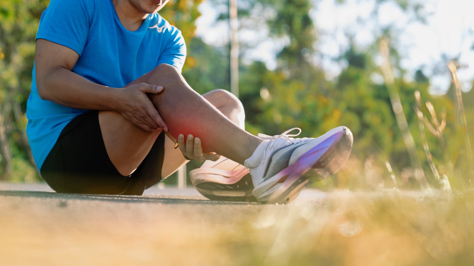 Un tirón en la pantorrilla puede ser señal de que la intensidad fue excesiva. Ignorar la molestia y continuar entrenando puede agravar la lesión y prolongar la recuperación.