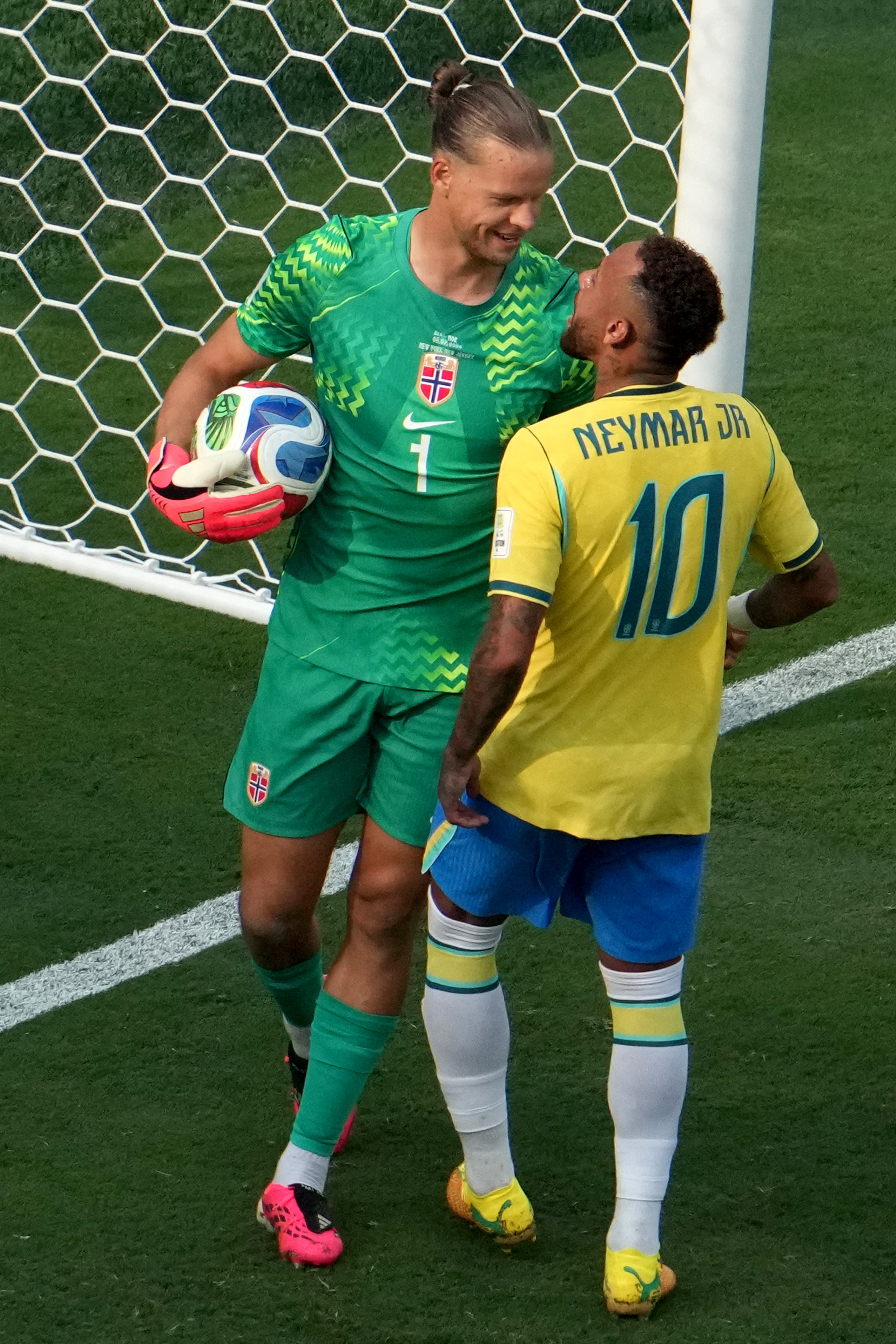 El delantero de Brasil, Neymar (10), discute con el portero de Noruega, Ørjan Nyland (01), durante el partido de los octavos de final de la Copa del Mundo 2026 entre Brasil y Noruega, disputado en el Estadio Nueva York/Nueva Jersey, en East Rutherford, el 5 de julio de 2026. (Foto: TIMOTHY A. CLARY / AFP)
