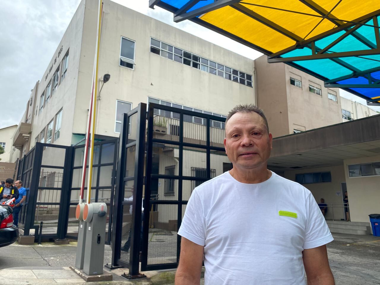 Pablo Amador, padre de Paola Amador, de pie frente al Hospital San Juan de Dios, tras hablar sobre el accidente aéreo en Escazú que involucró a su hija.