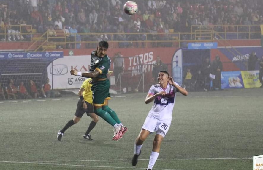 El jugador del Inter San Carlos, Carlos Villegas (izquierda) intentó frenar al atacante del Guadalupe FC Dylan Barrantes, en la ida de las semifinales del Torneo de Apertura 2024 de la Liga de Ascenso.