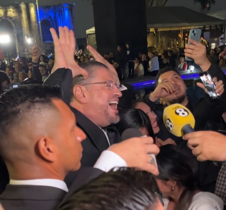Chaves se burló con el popular "lero, lero" de un ciudadano que lo cuestionó, el 14 de setiembre en Cartago.