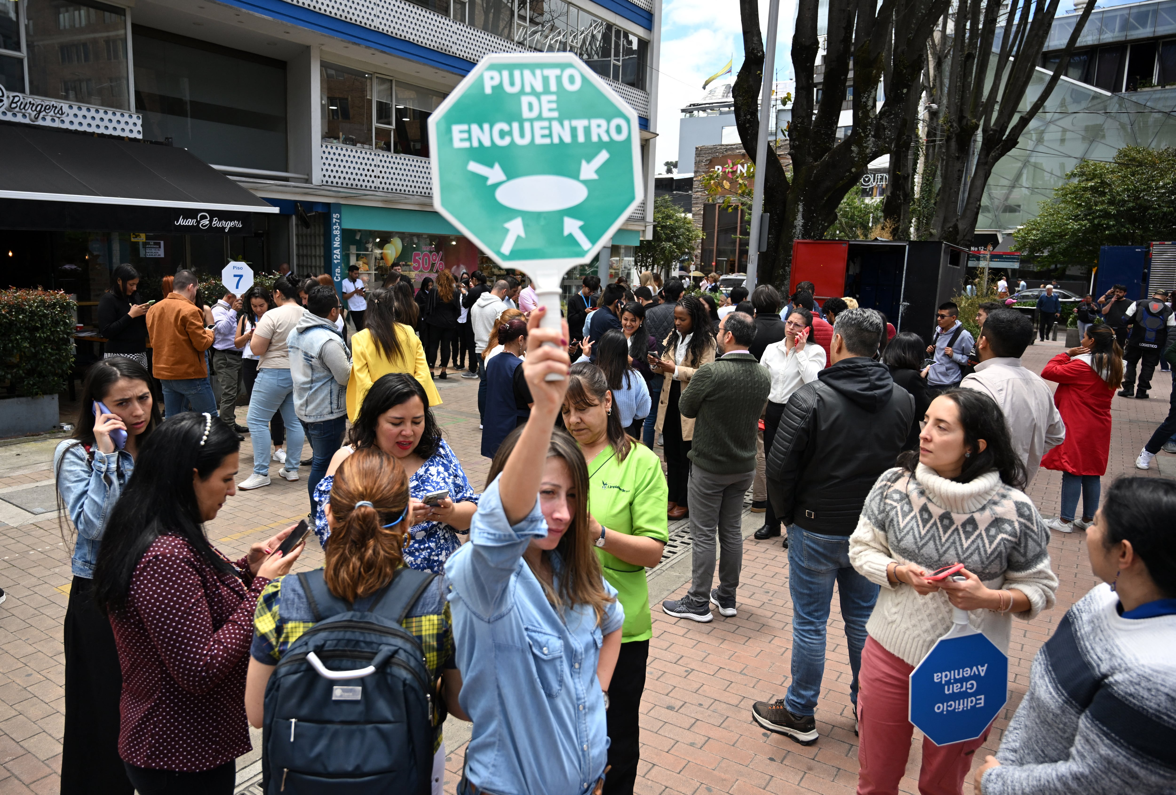Un fuerte sismo sacudió Bogotá el mediodía del jueves, provocando un breve viento de pánico en las calles de la capital colombiana.