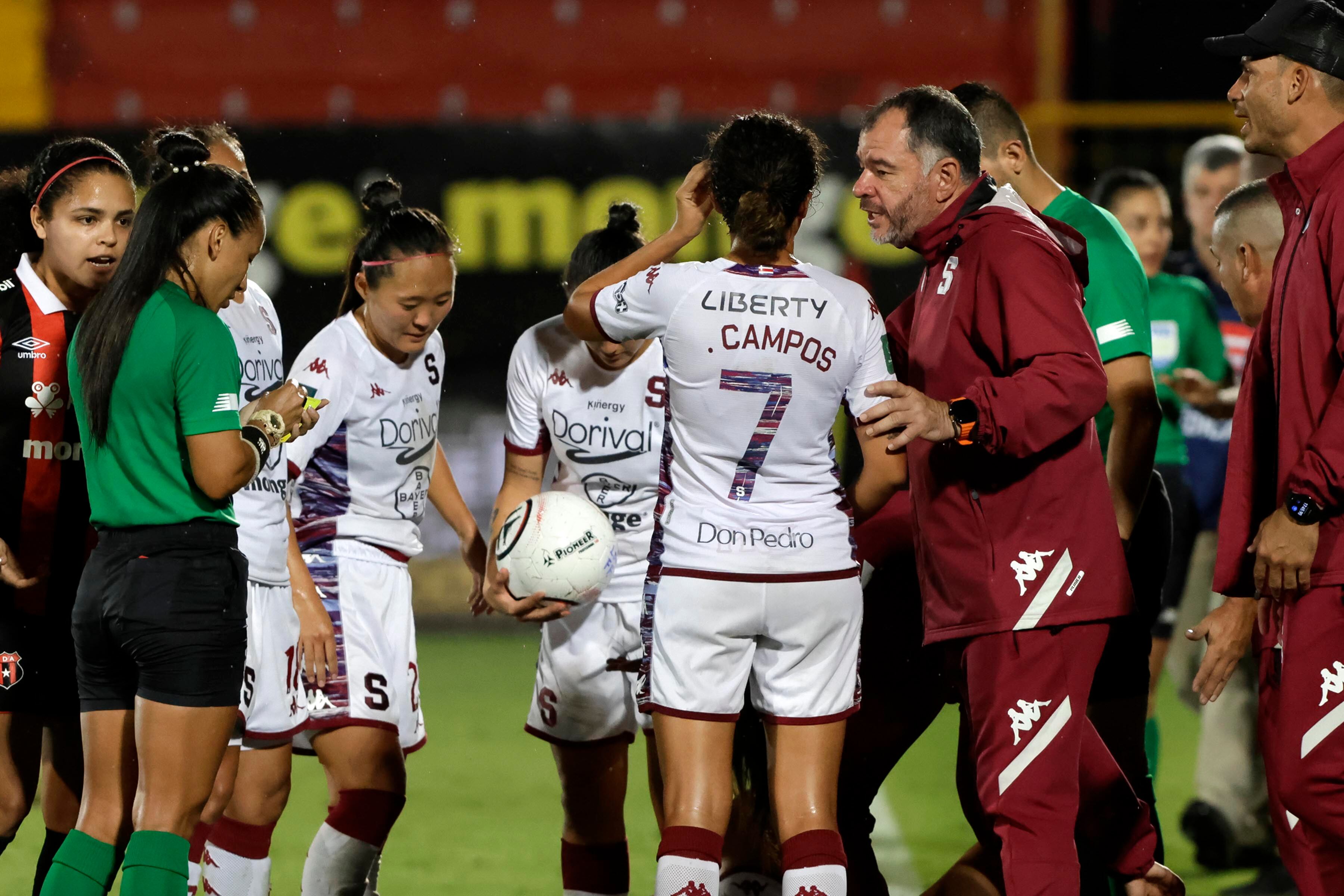 Saprissa FF pasa por un mal momento desde el año 2020. En el torneo que finalizó en diciembre, fue eliminado en semifinales por Alajuelense. Fotos: Mayela López
