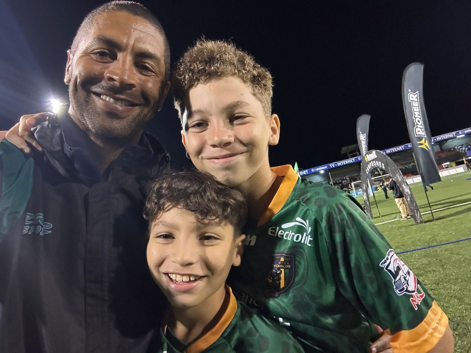 Álvaro Saborío junto a sus hijos Josué e Isaac, quienes son su principal motivación.