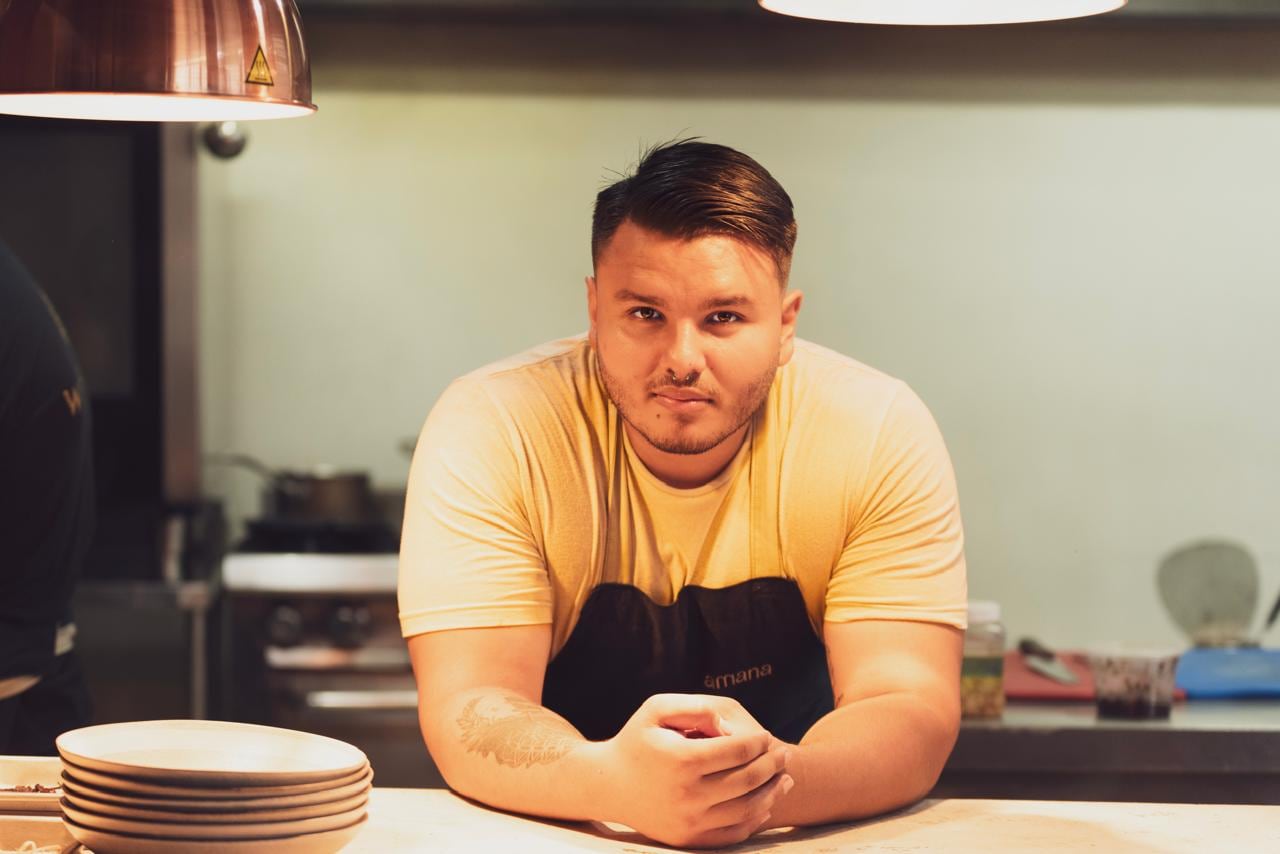 Allan Flores Navarro se considera especialmente fuerte en la cocción de proteínas y carnes, área en la que ha desarrollado su estilo técnico.