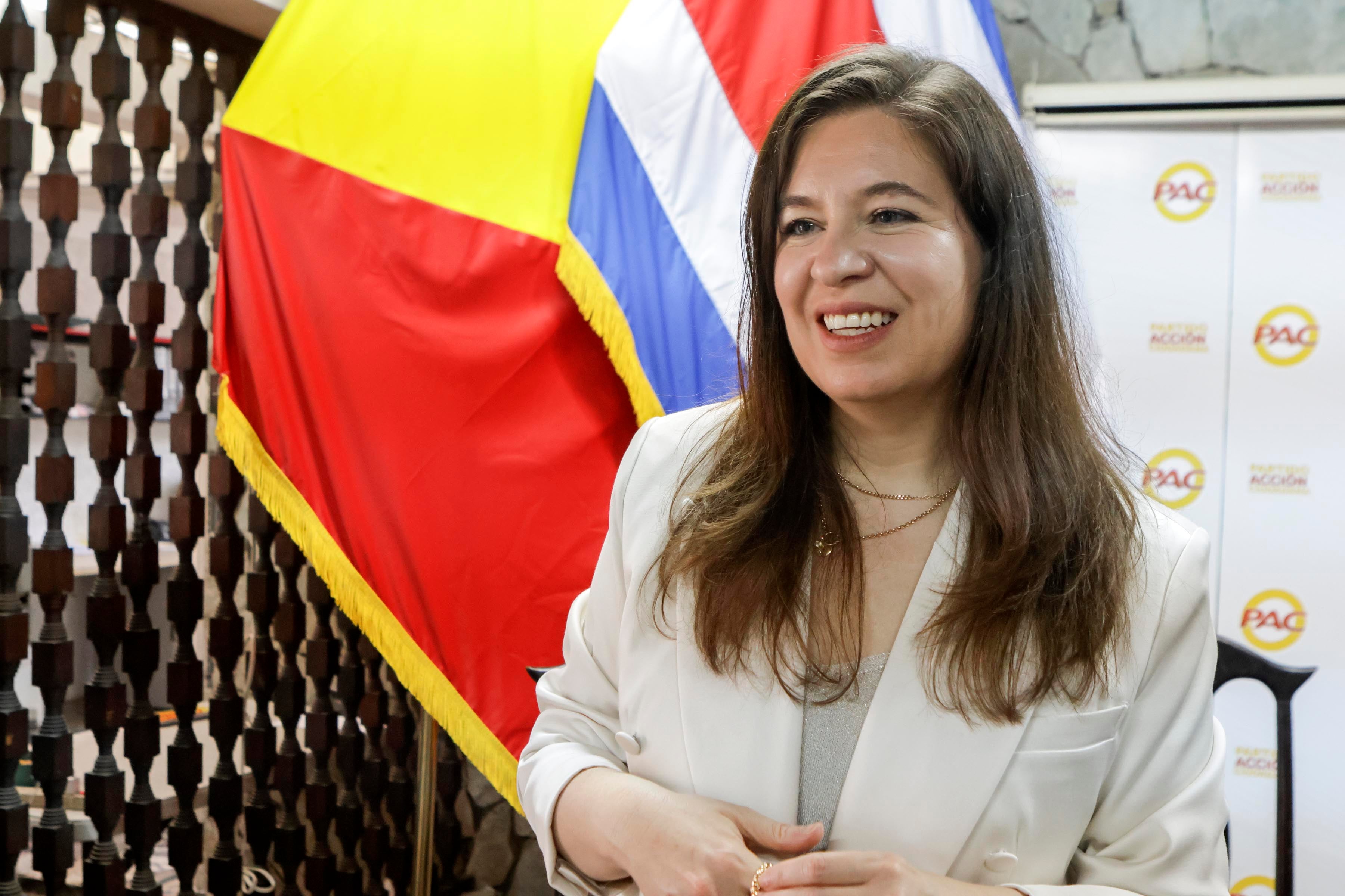 Inscripción de Claudia Dobles como precandidata del PAC