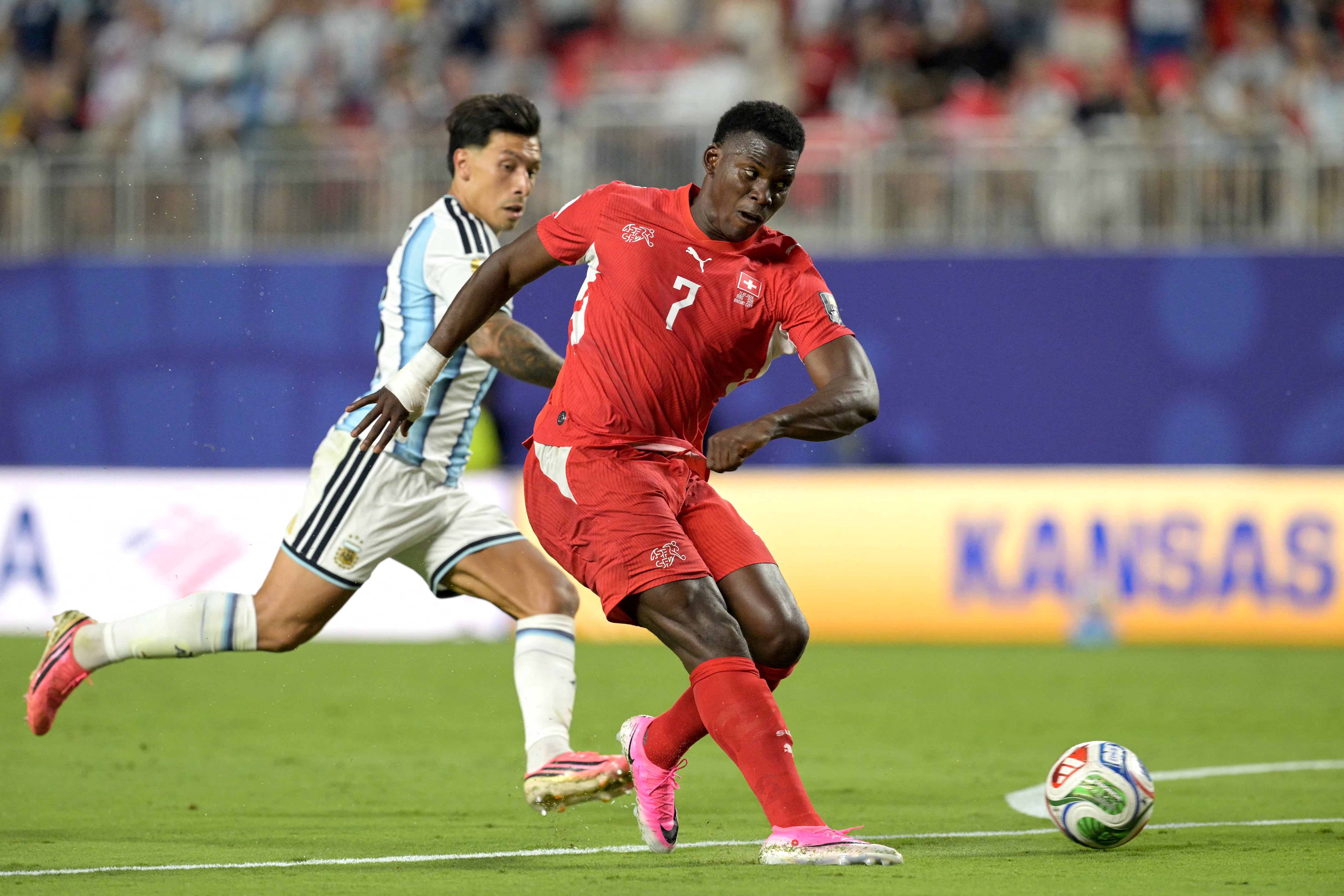 El delantero Breel Embolo, aquí durante el partido entre Suiza y Argentina del pasado Mundial 2026. El jugador enfrenta problemas por supuestamente utilizar tests falsos durante la pandemia de covid.
