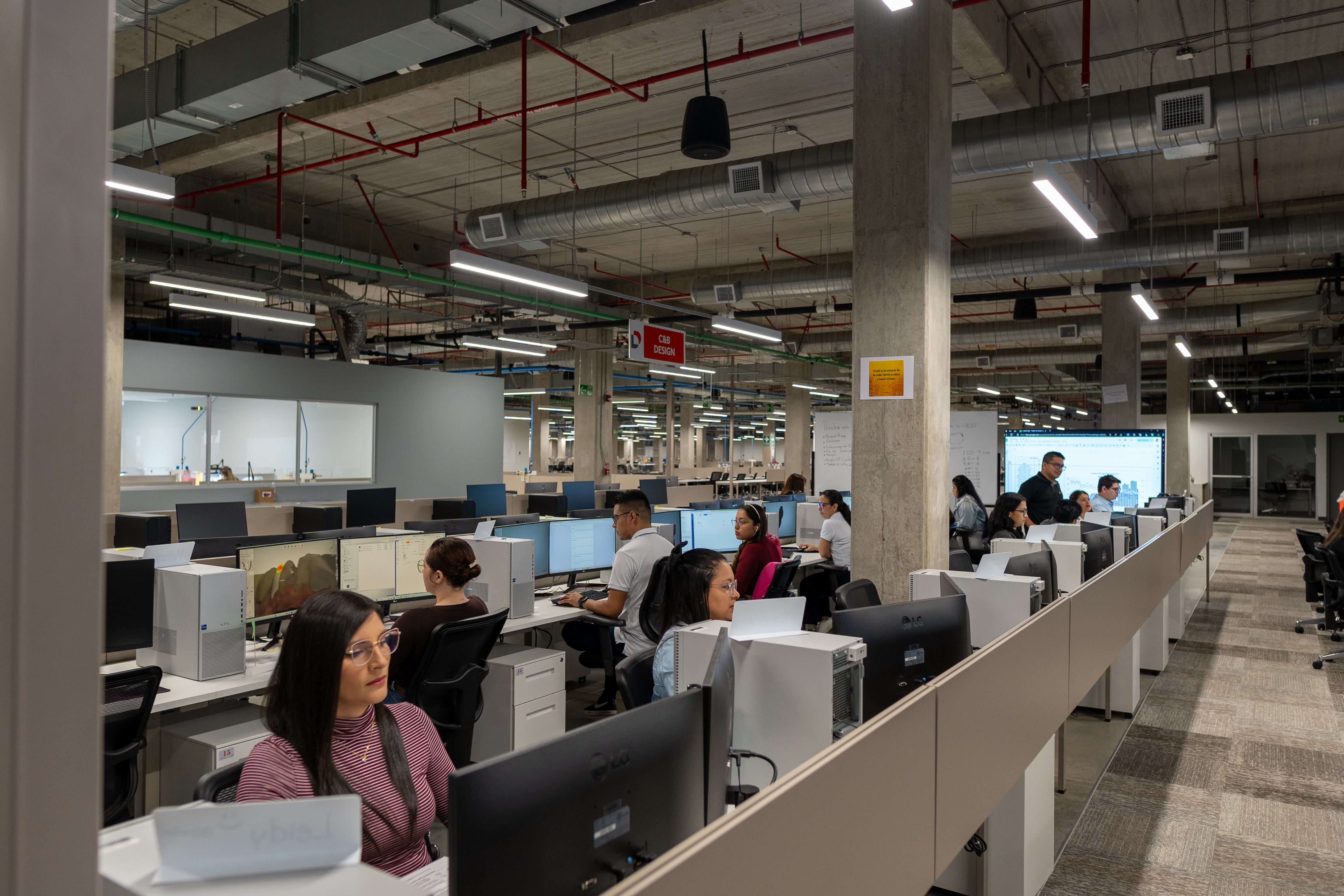 Trabajadores en una zona franca de Costa Rica. A pesar de la atracción de inversión extranjera, el empleo no crece al mismo ritmo que antes de la pandemia. Imagen ilustrativa.