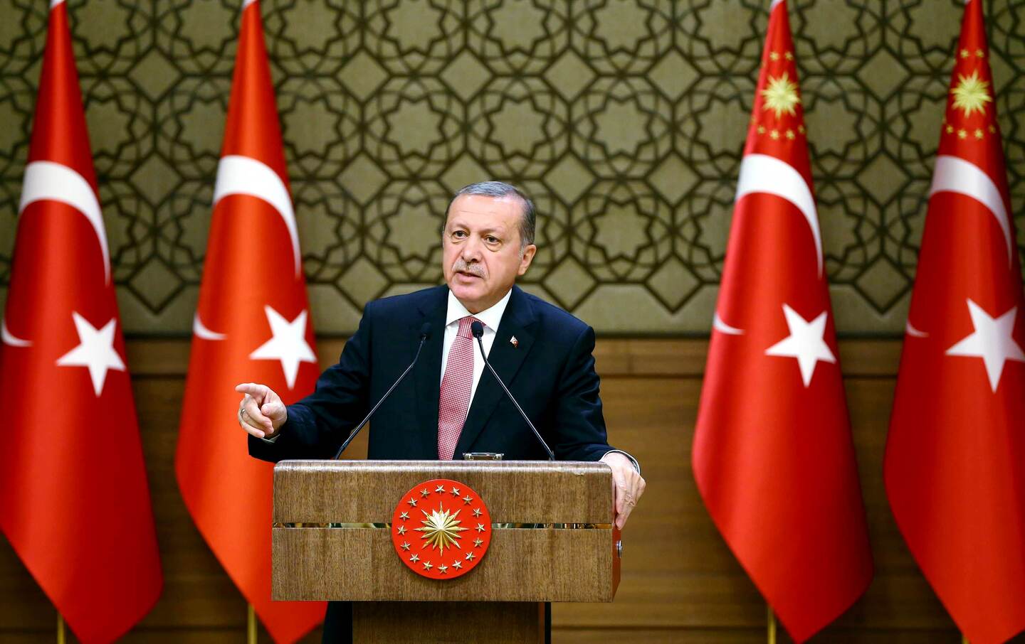 El presidente turco, Recep Tayyip Erdogan, pronuncia un discurso durante un foro económico con inversionistas internacionales en el complejo presidencial de Ankara, este martes 2 de agosto.