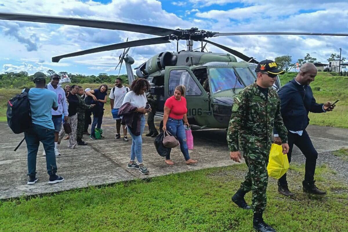 Esta fotografía proporcionada por la oficina de prensa del Ejército de Colombia muestra a algunas de las 39 personas liberadas por esa institución tras descender de un helicóptero militar en Quibdó, departamento de Chocó, Colombia,