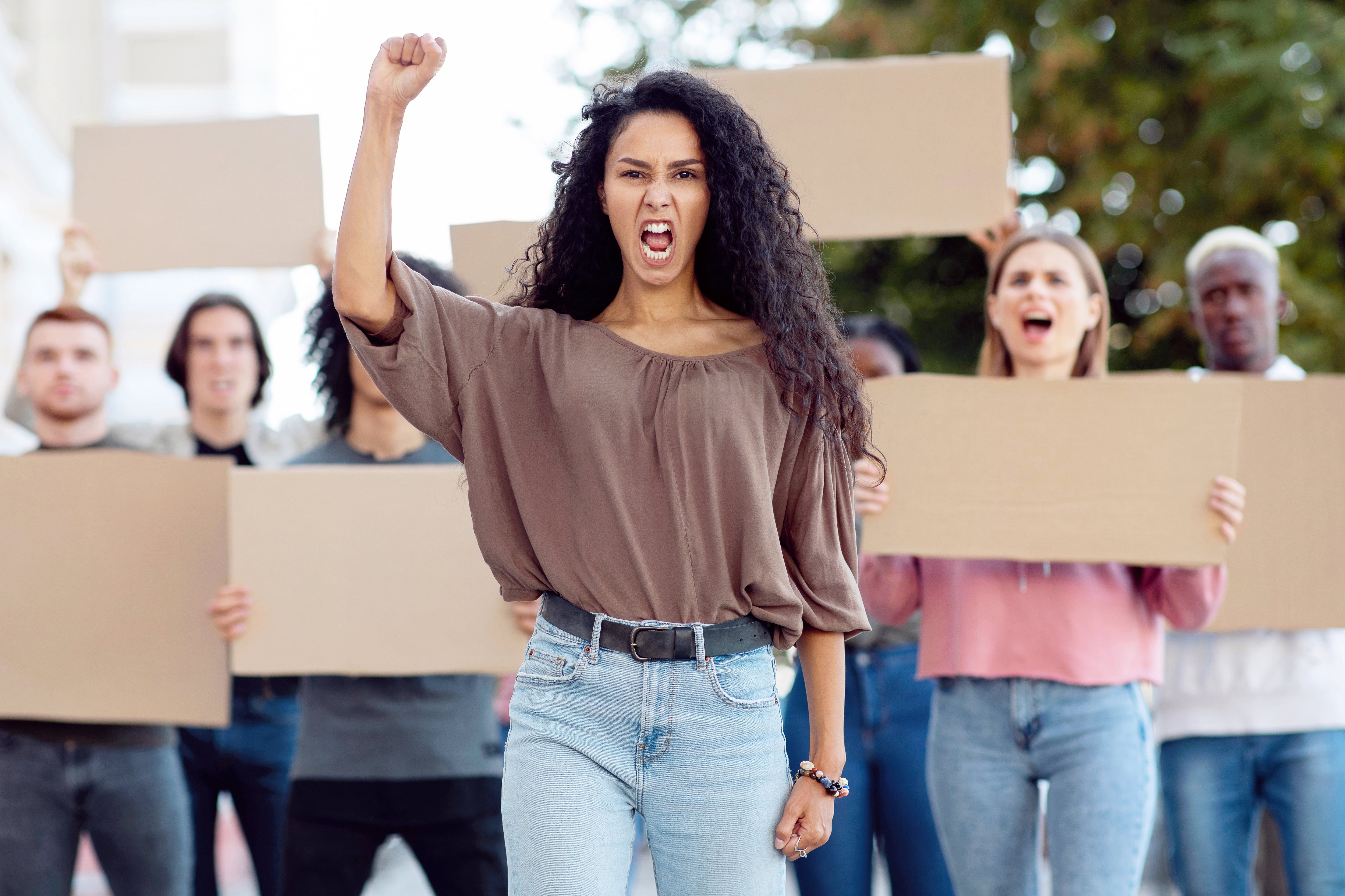 Jóvenes en protesta en la calle, defensores de derechos humanos